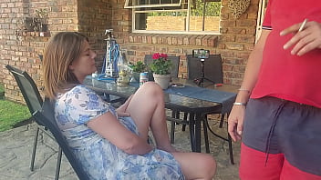 相互オナニー友達の妻がパティオで指でオナニーしているのを見つけたので、私も参加しました