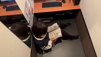 ネカフェでえっちな本みてたらムラムラしちゃってパンツの中に手を入れて『ハァー、ハァー』と吐息がでながら手で感じまくりました。