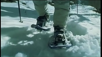 クラウディア・ロッシが雪の中で野外でアナルとフェラチオをしながら3P