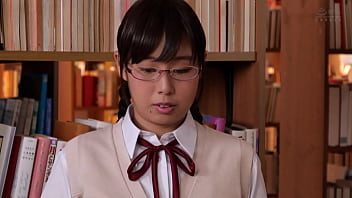 図書館で巨乳の日本人クラスメイトを盗撮