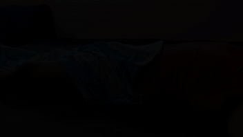 私の美しい新しいガールフレンドは、自分がどのようにペニスに乗るのかを私に見せたがっていました。