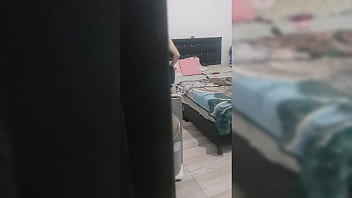 私があげたランジェリーを試着しているこの美しい女の子を見てください。