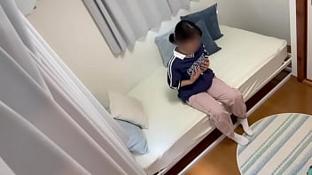 「今日ひまだな〜。おか◯さんいないから今のうちに覚えたての気持ちいいオナニーしとこ」と1人部屋でオナニーする女子◯生。