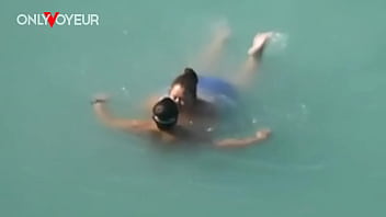 ビーチ盗撮。幸運な男が海でBBWサイズの人魚を捕まえた