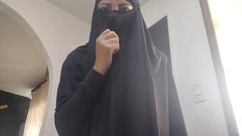 アラブの熟女がニカブを着けたままウェブカメラで潮吹きオナニーして激しいオーガズムに達する ポルノ ヒジャブ XXX