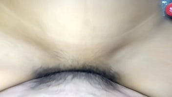 マンコから出た汁は、私のチンポが彼女のマンコに挿入され、それを広げてクリトリスの穴をチンポで突いたせいで、マンコに流れ出たザーメンで、マンコが濡れていた生徒。精液が彼女のクリトリスの穴に発射されると、美しい猫は射精するまでチンポに乗り、彼女の猫の中に激しく潮吹きしました。