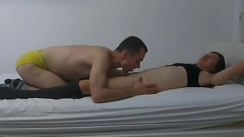 大学の寮の部屋で激しいセックスをする本物の素人カップル