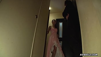 日本の服を着た可愛い滝沢舞が無修正で激しくファックしてフェラします。
