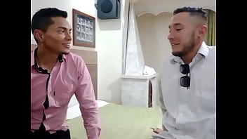 私の誕生日に友達の継母とセックスする、ラティーナはなんと売春婦だ、あのリッチなお尻はどのように動くのか