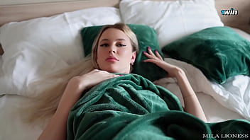 継母はクラブの後は邪魔しないでと頼んだ。でも、いや、彼女に僕のペニスを味わってもらいたいんだ。