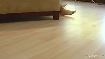 巻き毛のチョコレート色の美女が、騎乗位で巨大なペニスに跨りながらオーガズムを体験します。