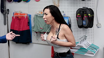 バイカーの熟女が店からブラを盗んだとして逮捕され、全裸検査を受ける - Liftermilf