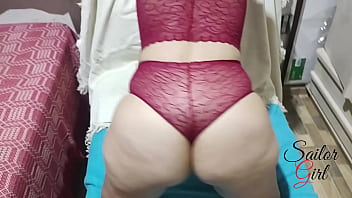 エッチな妻がペニスを取り出してミルクを飲む (完全版は Sheer and Red でご覧ください)