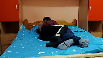 Подруга молодой женщины с тугой киской скачет на члене бойфренда