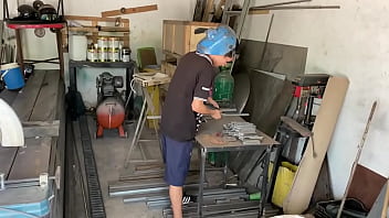 私は金属労働者と性交し、彼は結局私のマンコの中で絶頂してしまいます