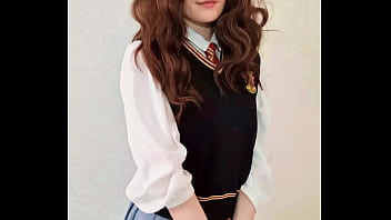 ハーマイオニーは少し恥ずかしがり屋ですが、彼女の恥ずかしさは、今すぐにでもセックスする準備ができているいたずらな女であることを妨げるものではありません