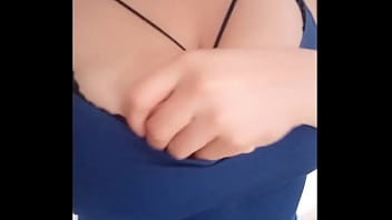 私の美しくて巨乳な義母が、自家製ポルノシーンを撮影するためにホテルに同行してほしいと私に頼みました。