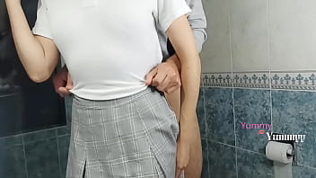asks the teacher to pass her class, but in exchange the teacher fucks her in a hidden hotel, real home video of a student fucked by her teacher at the end of classes, in the end he cums on her FULL VIDEO