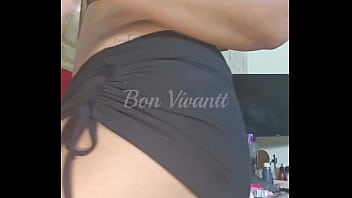 義理の息子の顔に大きなお尻を座らせるいたずらな母親（熟女）（顔面騎乗）（赤で完全）