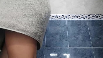 大きなお尻のラティーナがビーチで犯され、彼らは彼女のおっぱいにミルクを全部与えます