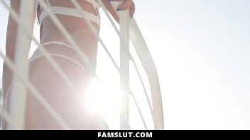 義理の息子がガールフレンドとすごくいいセックスをしているのを義母は誇りに思う - Famslut