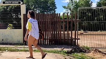 路上でイケメンの物乞いが浮気しているのを見かけたので、彼女に餌をあげるつもりだと言いました