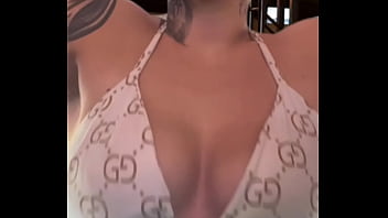 ジムで胸のてっぺんが透けて見えるブラジャーを着て男性たちに見られて、とてもムラムラしてきました！足を伝う濡れたマンコ
