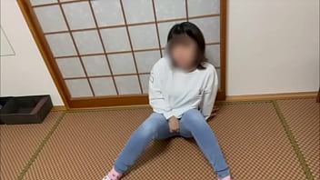 おまんこに食い込むくらいのジーパン履いてオナニー。誰か私とシてくれないかな…?