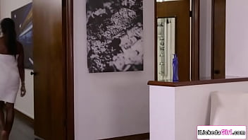 黒人の可愛い人が、親友のレズビアンのガールフレンドをからかって顔面騎乗する