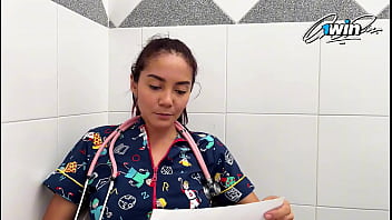 汚いエッチな看護師たちが診察中に私の尻を吸うので、結局彼らの中に私のペニスを入れてしまいます