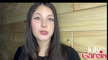 巨乳のブルネットは公園に散歩に行くが、木の陰に隠れてオナニーしてしまう - Julygarcia.com.br