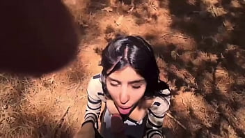 カロル・スミスのセクシーなメキシコ人が森の中でファンとセックスして中出し