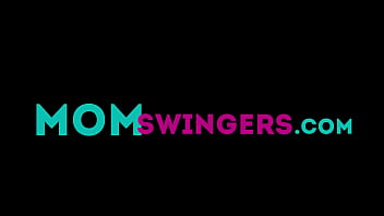 義理の母が私たちを交換して男子クラブの体験をさせてくれる | MomSwingers