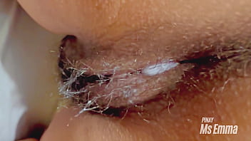 艾玛女士的毛茸茸的小穴太紧了！我无法阻止将我所有的精子注入她体内让她怀孕