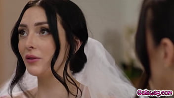 二人の花嫁、シャーロット・シンズとメリッサ・ストラットンはお互いへの愛と感謝を表現し、愛情深く優しいセックスへと導いた。