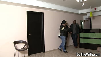寝取られ男が黒人男を家に連れてきて妻を妊娠させる リンダ・レイ