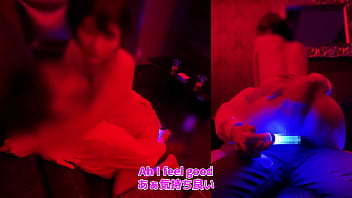 [在布布酒吧中出]“讓我們把它放進去” - 女牛仔在試班時與一位超級善良的女人做愛！