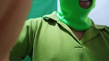 大きな鶏を使って、恋人と熱い行為をします!! アルファ男性が大きなペニスを見せ、発情した売春婦のようにそれに乗ることを提案します