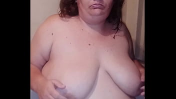 バスタブでステイシーのおっぱいを揉み、手コキしておっぱいに射精した（射精シーンはシアーメンバーシップで）