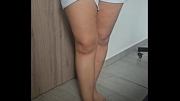 お尻の大きい友達がトイレを借りに来たら、どうなるか見てみて