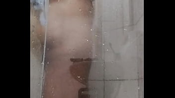 私がお風呂に入って、ひげを剃って、一人でオナニーしているところを見てください。ブラジルの女の子です。