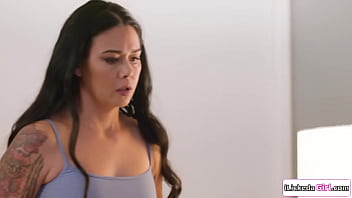 レズビアンの義理の娘が顔面騎乗する巨乳のアジア人の義母