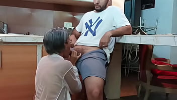 私はどんなチンポでも大好きです。ミルクを全部飲み込むのはなんて快感なのでしょう。