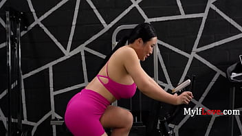 変態がジムで巨乳巨尻中国人熟女とセックス - スキ・シン、ニッキー・レベル