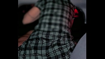 義理の妹が車の中で素晴らしい騎乗位セックスをする。