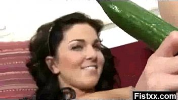 魅惑的なセックスでフィストファック妻