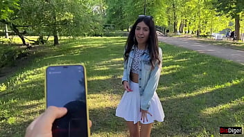 彼女が公共の公園でオーガズムに達し、私はそれをFlirtwithsbのおもちゃでコントロールします