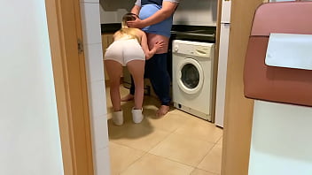 幸運なデブ男とキッチンでセックスする若い女性
