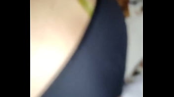 私の妻を指で指してください