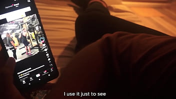 和我的继妹在抖音上看色情片，最后我们在父母发现我们之前录制了一段视频